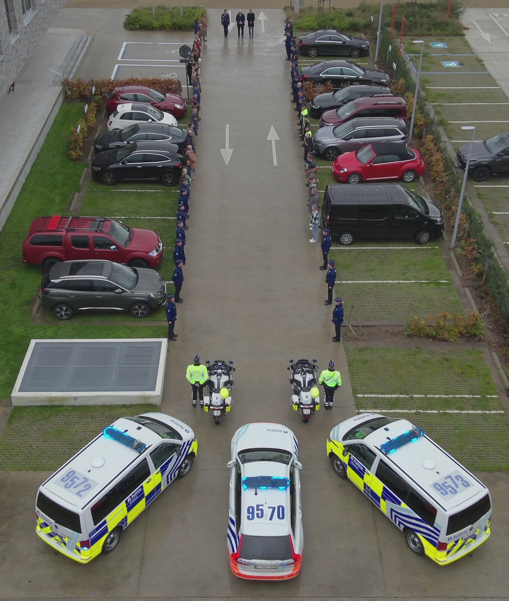 pzwestkust's tweet photo. 18.11.2022 om 11 uur: ons korps hield één minuut stilte ter nagedachtenis van collega Thomas Monjoie. 
Onze gedachten gaan uit naar familie, vrienden en collega's van de beide slachtoffers van de aanval vorige week.
#UnitedWeStand https://t.co/KzbdcS4szb
