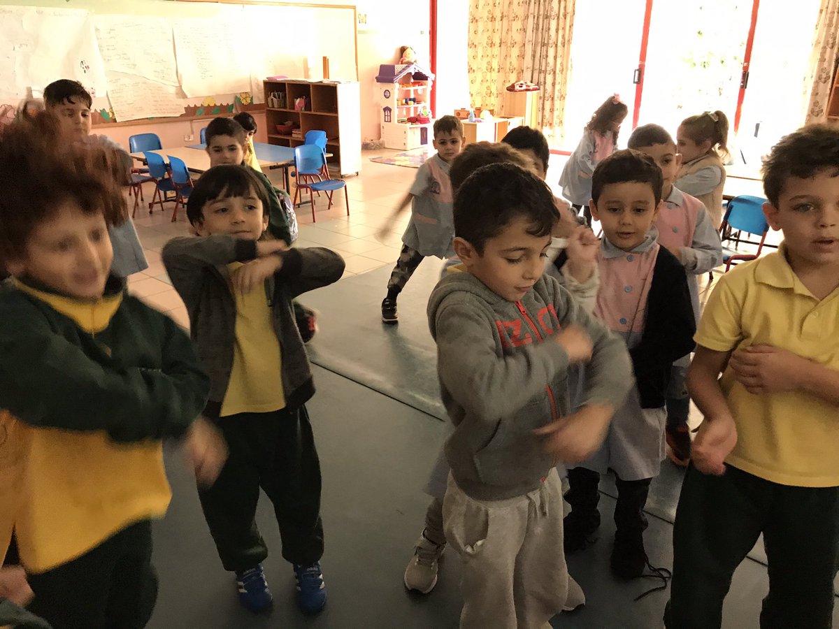 Durant cette semaine , les apprenants de KG1, KG2 et KG3 ont connu 3 lexiques qui concernent « l’école ».De plus , Ils ont dansé sur les rythmes de la comptine «Les roues de l’autobus». <a href="/Hhhsinfo/">Houssam Hariri HS</a> @reem_lutfi <a href="/tbaassiri/">Tharwat Baassiri</a> <a href="/sashgh/">Sasha Ghosn</a>