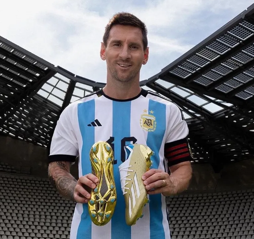 neandrofc's tweet photo. Messi apresenta chuteiras douradas que usará na Copa do Mundo; já vai preparado com a única coisa dourada que ele vai ver na copa #craquedaniel. https://t.co/Zc7fkC58lB