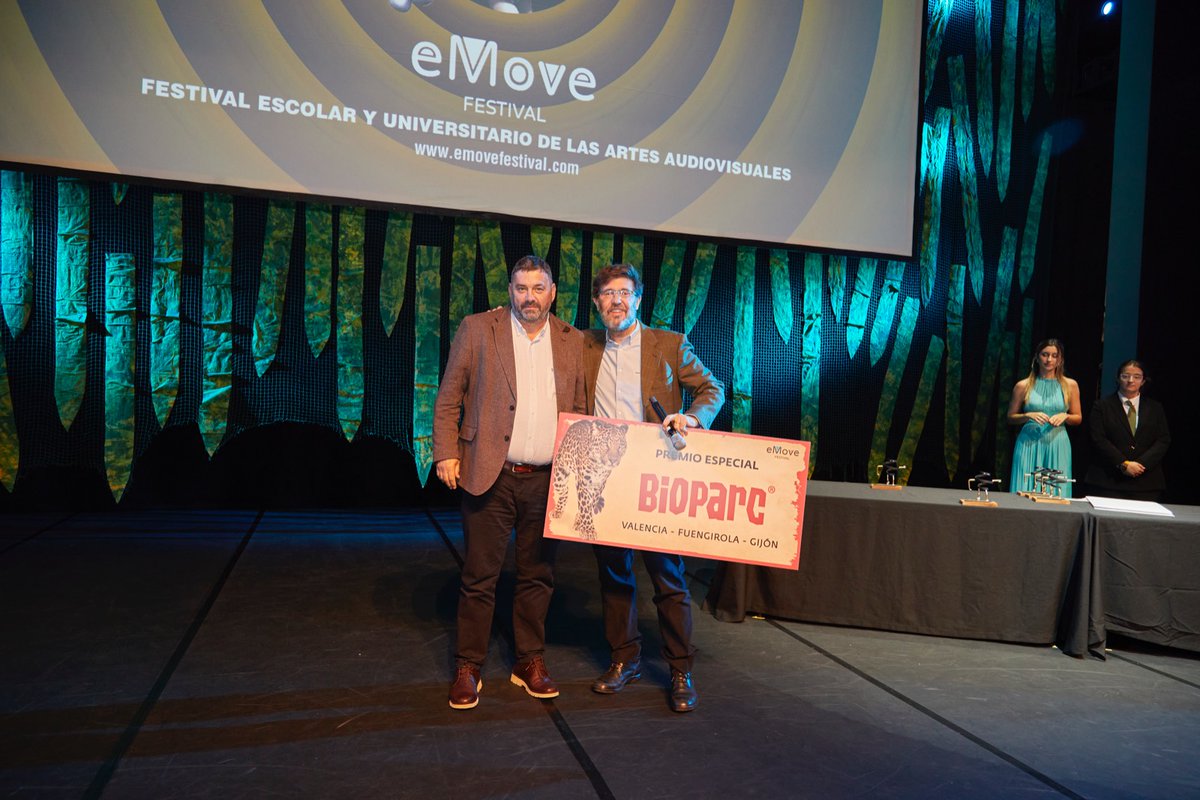 Bioparc's tweet photo. BIOPARC (Valencia, Fuengirola y Gijón) ha patrocinado la 7ª edición del festival eMove 🎞️
eMove es el Festival escolar y universitario de las artes audiovisuales 🎥
📷 Momentos durante la gala el pasado sábado 19 de noviembre en Madrid. #eMoveFestival https://t.co/8jiF4TqMDi