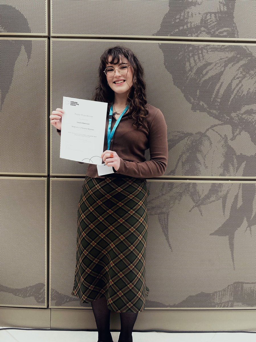 so thrilled to win the poster prize at #Epigenomics22 🧬 Massive thank you to everyone who stopped by my poster yesterday, I hope I managed to spread the love for eRNAs!