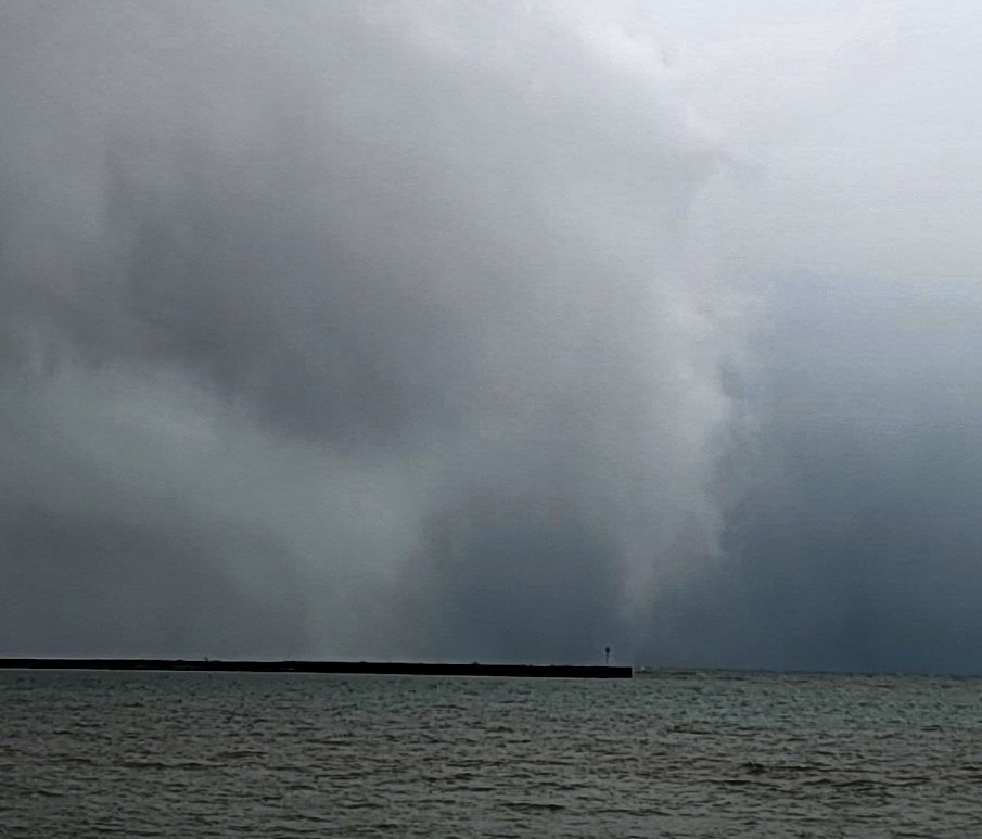 SimonStormRider's tweet photo. @ 8:34 documented a cyclonic waterspout over Lake Erie ~1 mile WSW of Downtown Buffalo.
Viewing location: Erie Basin Marina
Duration: ~5 to 6 mins
@NWSBUFFALO #nywx https://t.co/a3U2u26zZF