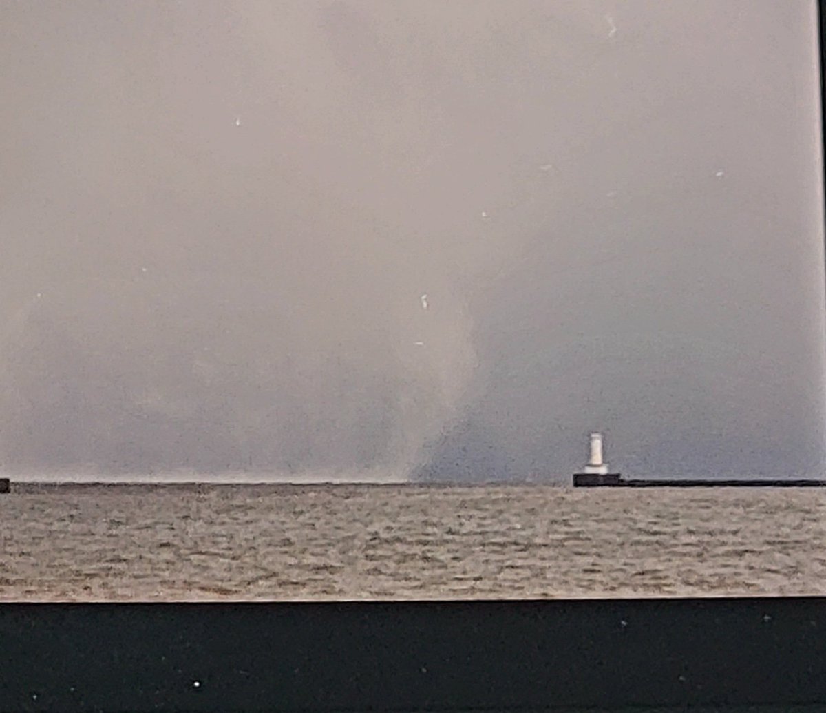 SimonStormRider's tweet photo. @ 8:34 documented a cyclonic waterspout over Lake Erie ~1 mile WSW of Downtown Buffalo.
Viewing location: Erie Basin Marina
Duration: ~5 to 6 mins
@NWSBUFFALO #nywx https://t.co/a3U2u26zZF