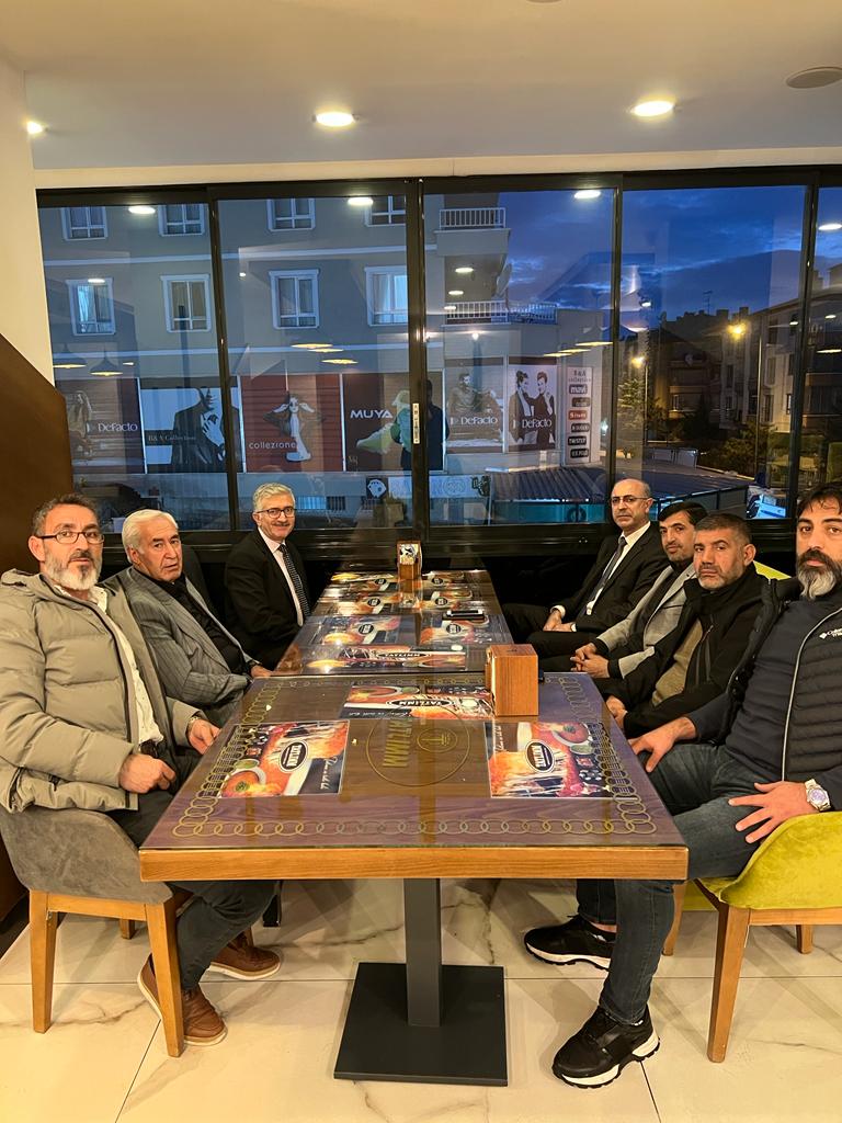 ankarabinyar's tweet photo. Türkşeker Genel Mdr Yrd. Sn #ŞahinArat ve Daire Bşk. Sn #EdipUyan beyle birlikte Karapürçek'te bulunan #TATLIM işletme sahibi Sn. #RahimBürkek beyi ziyaret ederek hasbihal ettik.Ankaralılara farklı damak tadı tadan işletme sahibimizin Misafirperverliği için teşekkür ederiz. https://t.co/E4sZHQPegn