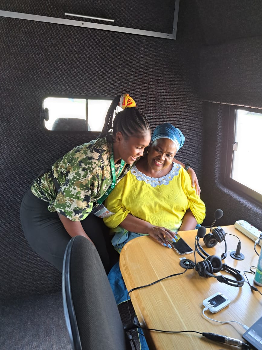 H_Sindane's tweet photo. #OBDiaries #SABC85 #LFM40
With MEC for Agriculture, Land reform and rural development Hon. Busisiwe Shiba
#Hoedspruit
📷Khethukuthula Our technical operator https://t.co/Jn6tIlU5xF