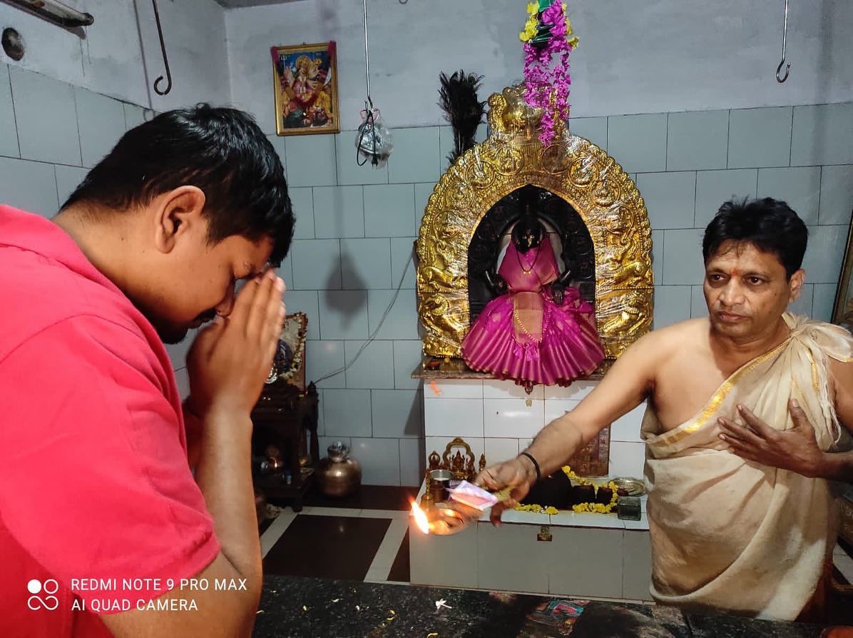 sankalpshettar's tweet photo. ಇಂದು ಹುಬ್ಬಳ್ಳಿಯ ಬ್ಯಾಂಕರ್ಸ್ ಕಾಲೋನಿಯಲ್ಲಿರುವ, ಶ್ರೀ ಅಷ್ಟ ಮಹಾಲಕ್ಷ್ಮಿ ದೇವಸ್ಥಾನಕ್ಕೆ ಕಾರ್ತಿಕ ಮಹೋತ್ಸವದ ಪ್ರಯುಕ್ತ ಭೇಟಿ ನೀಡಿ, ದೇವಿಗೆ ಕಾರ್ತಿಕ ಮಾಸದ ಪೂಜೆ ಸಲ್ಲಿಸಿ, ಆಶೀರ್ವಾದವನ್ನು ಪಡೆದೇನು. ಅಲ್ಲಿನ ಸ್ಥಳೀಯ ನಿವಾಸಿಗಳು ಪ್ರೀತಿ ಪೂರ್ವಕವಾಗಿ ಸನ್ಮಾನಿಸಿದರು. 

#HubblliDharwad https://t.co/f7KjegFRuq