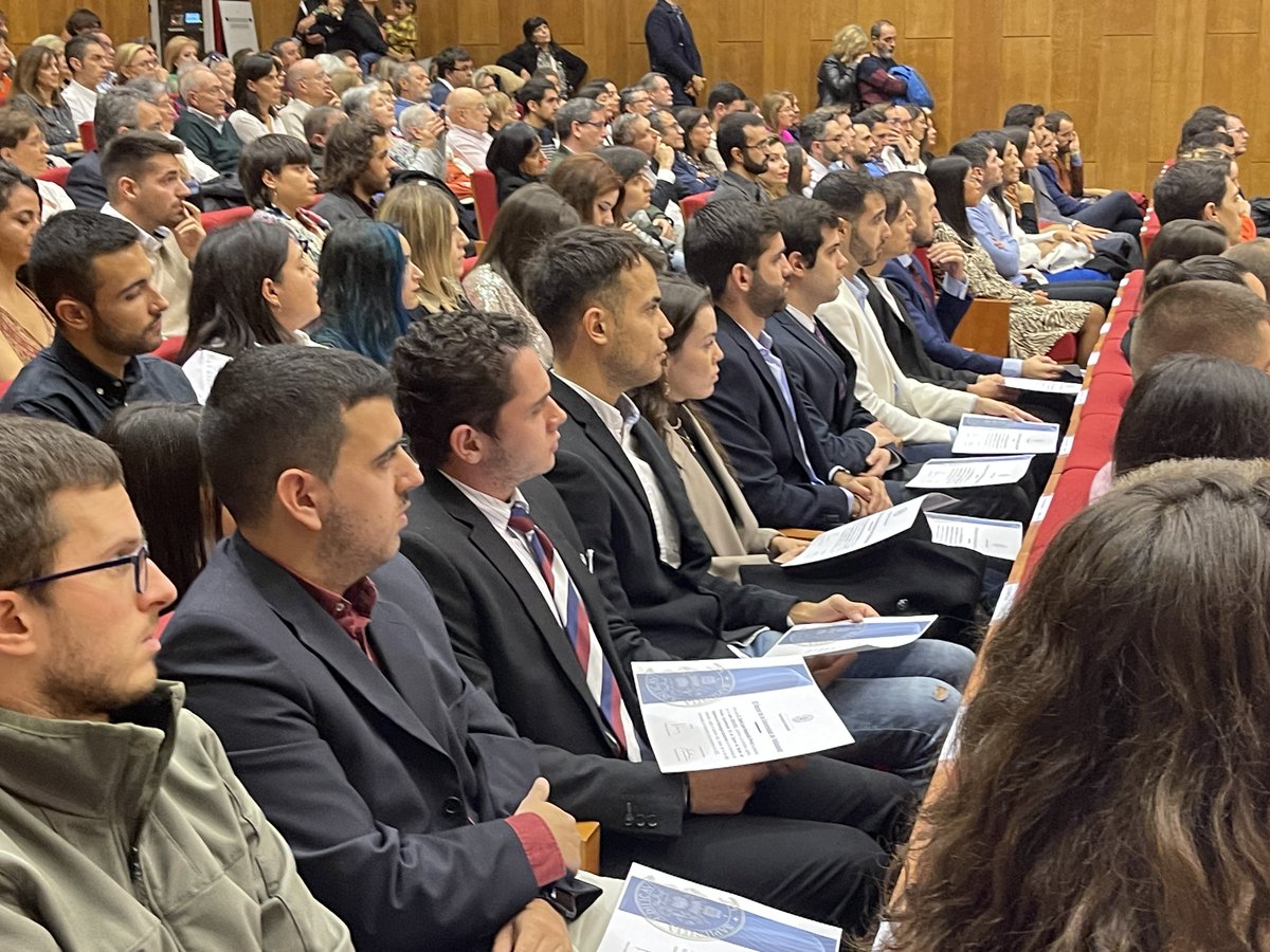 UVa_es's tweet photo. Lleno total y emotivo acto en los Premios Extraordinarios de Grado, Máster y Doctorado 2020-2021👩‍🎓👨‍🎓, que se ha celebrado hoy en el Paraninfo de la #UVA, presidido por el @largo_rector
 con la actuación del @CoroUVa

ℹ️https://t.co/fruOC3cM7K https://t.co/14g9LvEGd3