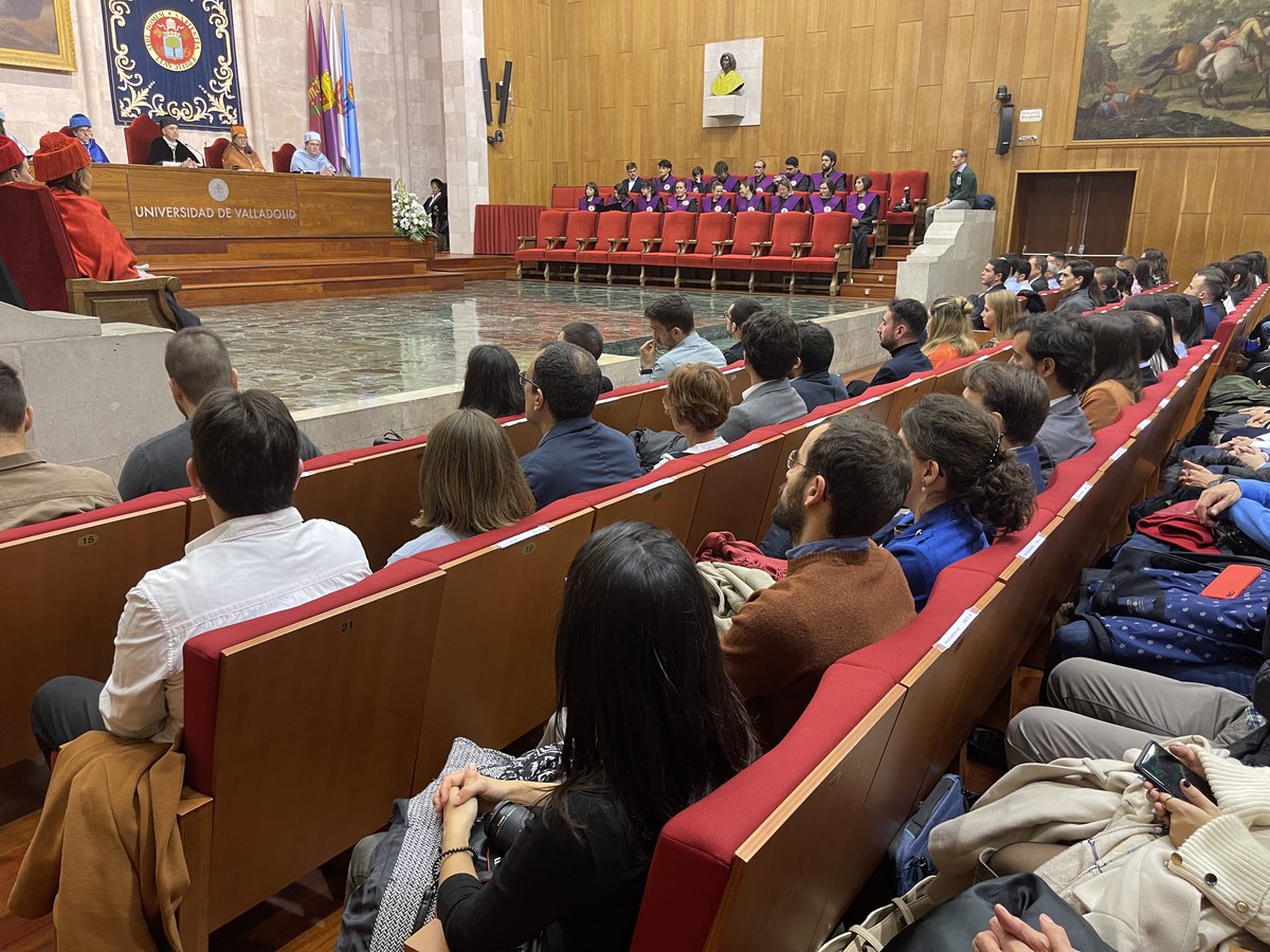 UVa_es's tweet photo. Lleno total y emotivo acto en los Premios Extraordinarios de Grado, Máster y Doctorado 2020-2021👩‍🎓👨‍🎓, que se ha celebrado hoy en el Paraninfo de la #UVA, presidido por el @largo_rector
 con la actuación del @CoroUVa

ℹ️https://t.co/fruOC3cM7K https://t.co/14g9LvEGd3