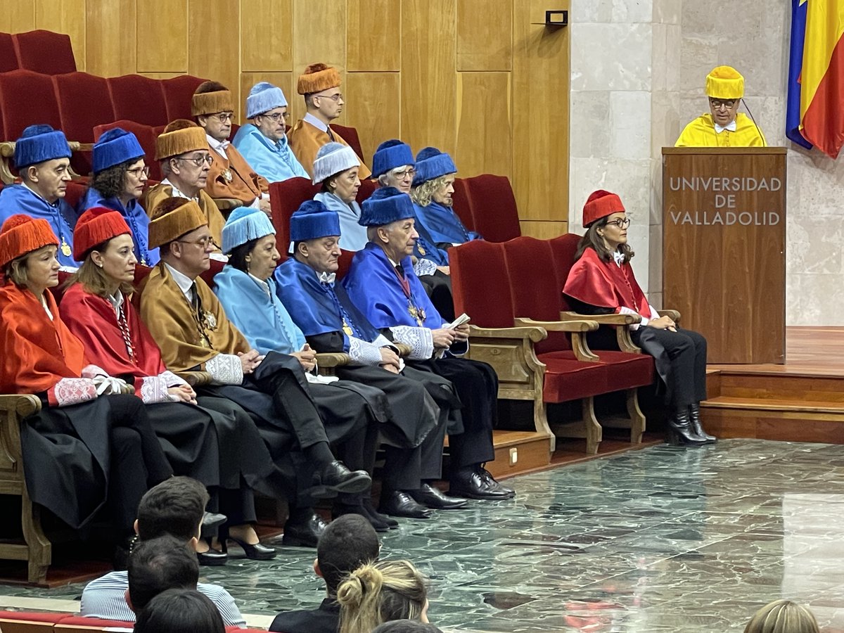 UVa_es's tweet photo. Lleno total y emotivo acto en los Premios Extraordinarios de Grado, Máster y Doctorado 2020-2021👩‍🎓👨‍🎓, que se ha celebrado hoy en el Paraninfo de la #UVA, presidido por el @largo_rector
 con la actuación del @CoroUVa

ℹ️https://t.co/fruOC3cM7K https://t.co/14g9LvEGd3