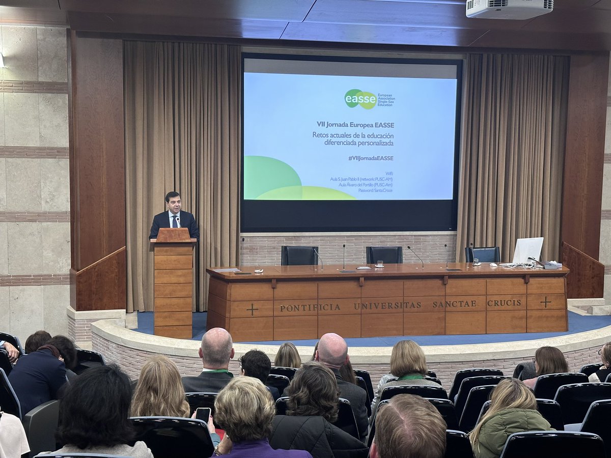 EASSE_'s tweet photo. El presidente de @EASSE_, @JoanCurco, clausura la #VIIJornadaEASSE agradeciendo @UnivSantaCroce su apoyo en la organización de este encuentro; a los ponentes, por sus sesiones; y a las más de 140 personas de 14 países que han participado de este evento celebrado en Roma. https://t.co/rIxKNOQ5Sm