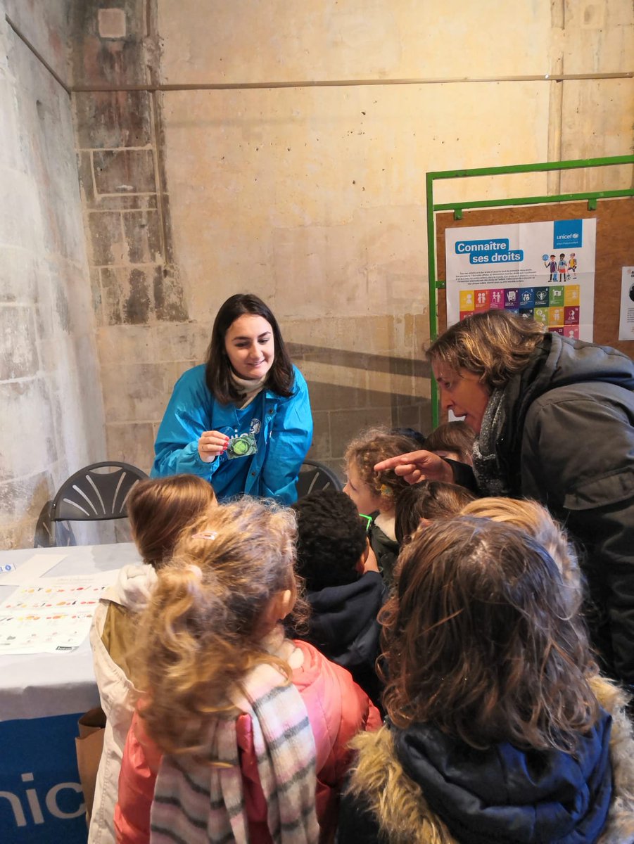 CaenOfficiel's tweet photo. Atelier de fabrication de fromages, menu scandinave... les écoles publiques caennaises se mettent aussi à table cette semaine dans le cadre #CroqFestival 😋. Au menu du jour: visite du village normand, du marché des enfants &amp; de l'expo sur l'alimentation par @UNICEF_france. #Caen https://t.co/xBWjpuMcTD