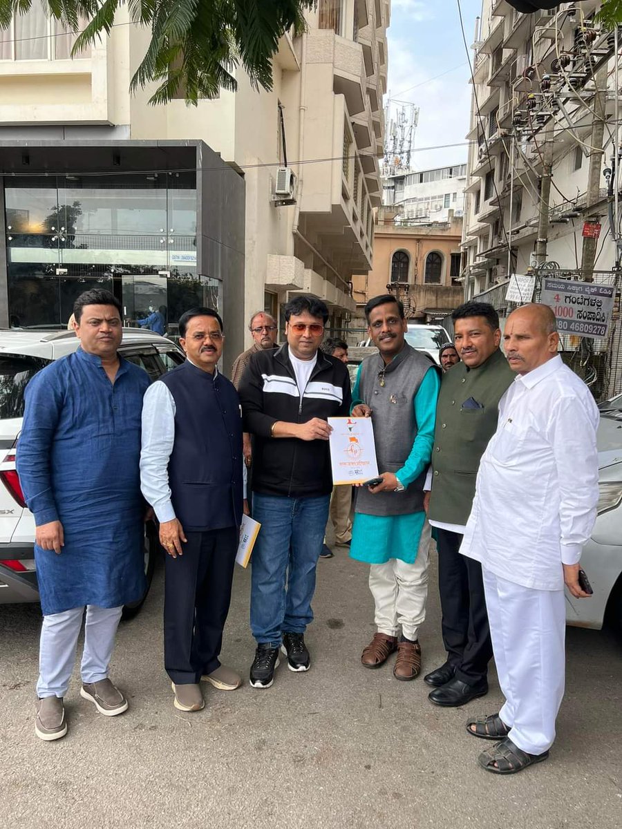 prash2011's tweet photo. Dr. Subramanian Sharma , MD n CEO of #Sudeeksha #group and Senior Members of khil Bhartiya Brahman Mahasangh

All thanks to Shri. Govind Kulkarni ji and Ramanachary Chakravarthula guruji. 💐🙏

#prashantkarulkar #karulkarpratisthan #bangalore #mumbai #brahmin #brahman https://t.co/1nylIgTF2w