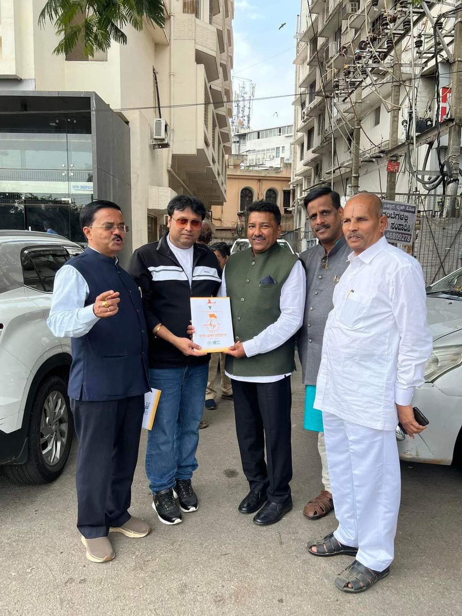 prash2011's tweet photo. Dr. Subramanian Sharma , MD n CEO of #Sudeeksha #group and Senior Members of khil Bhartiya Brahman Mahasangh

All thanks to Shri. Govind Kulkarni ji and Ramanachary Chakravarthula guruji. 💐🙏

#prashantkarulkar #karulkarpratisthan #bangalore #mumbai #brahmin #brahman https://t.co/1nylIgTF2w