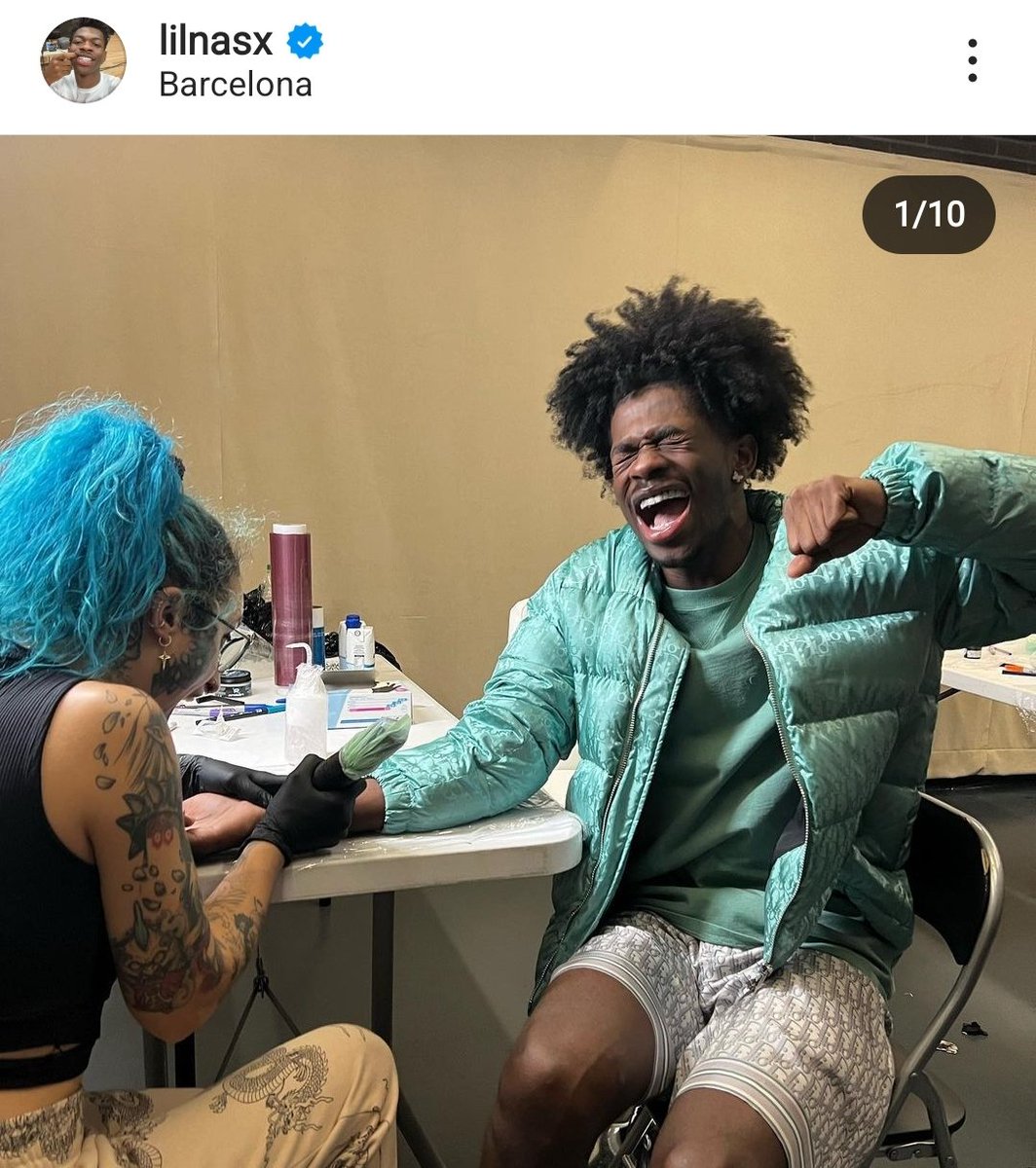 YaizaCumelles's tweet image. Mi hermana suele tatuar escuchando lilnasx y ayer tatuó a lilnasx 🙃