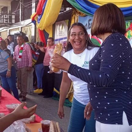 CnaeApure's tweet photo. #Apure| La Autoridad Única de Educación del Estado Apure @marys_orasma. La Gerente Estadal cumple con los lineamientos. Desde el Municipio San Fernando se lleva a cabo una ventana para la gastronomía en el mundo. Demostraciones de diferentes platos típicos. @cnaeoficial https://t.co/nG0RzBuNVX