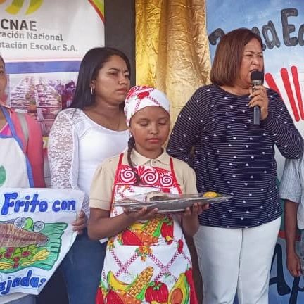 CnaeApure's tweet photo. #Apure| La Autoridad Única de Educación del Estado Apure @marys_orasma. La Gerente Estadal cumple con los lineamientos. Desde el Municipio San Fernando se lleva a cabo una ventana para la gastronomía en el mundo. Demostraciones de diferentes platos típicos. @cnaeoficial https://t.co/nG0RzBuNVX