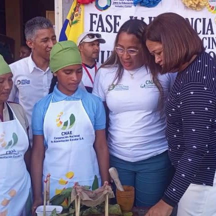 CnaeApure's tweet photo. #Apure| La Autoridad Única de Educación del Estado Apure @marys_orasma. La Gerente Estadal cumple con los lineamientos. Desde el Municipio San Fernando se lleva a cabo una ventana para la gastronomía en el mundo. Demostraciones de diferentes platos típicos. @cnaeoficial https://t.co/nG0RzBuNVX
