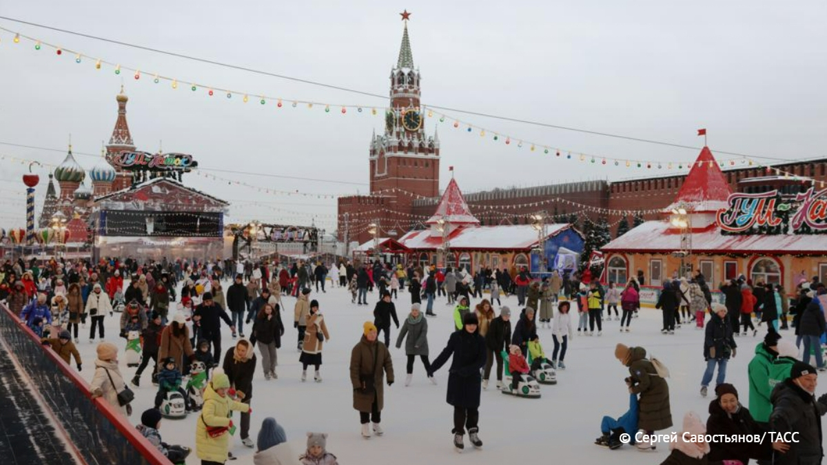 Какое ожидается лето 2024 в москве. ГУМ-каток Москва 2022. ГУМ каток и ГУМ ярмарка. ГУМ каток 2023. Каток на красной площади 2022.