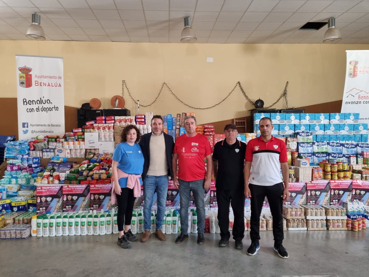 FEAFV's tweet photo. ⚽️🥫Los Veteranos del @GranadaCF en el Triangular Benéfico "Ningún Hogar sin Alimentos" de Benalúa
🔗https://t.co/CMlFZgpK4z
#TriangularSolidario #FutbolVeteranos #FutbolSolidario
@veteranosGCF #AsociacionMiembroFEAFV https://t.co/K7wqYKBDF1