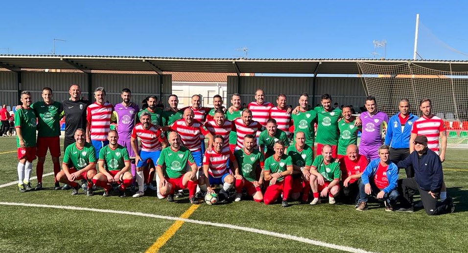 FEAFV's tweet photo. ⚽️🥫Los Veteranos del @GranadaCF en el Triangular Benéfico "Ningún Hogar sin Alimentos" de Benalúa
🔗https://t.co/CMlFZgpK4z
#TriangularSolidario #FutbolVeteranos #FutbolSolidario
@veteranosGCF #AsociacionMiembroFEAFV https://t.co/K7wqYKBDF1