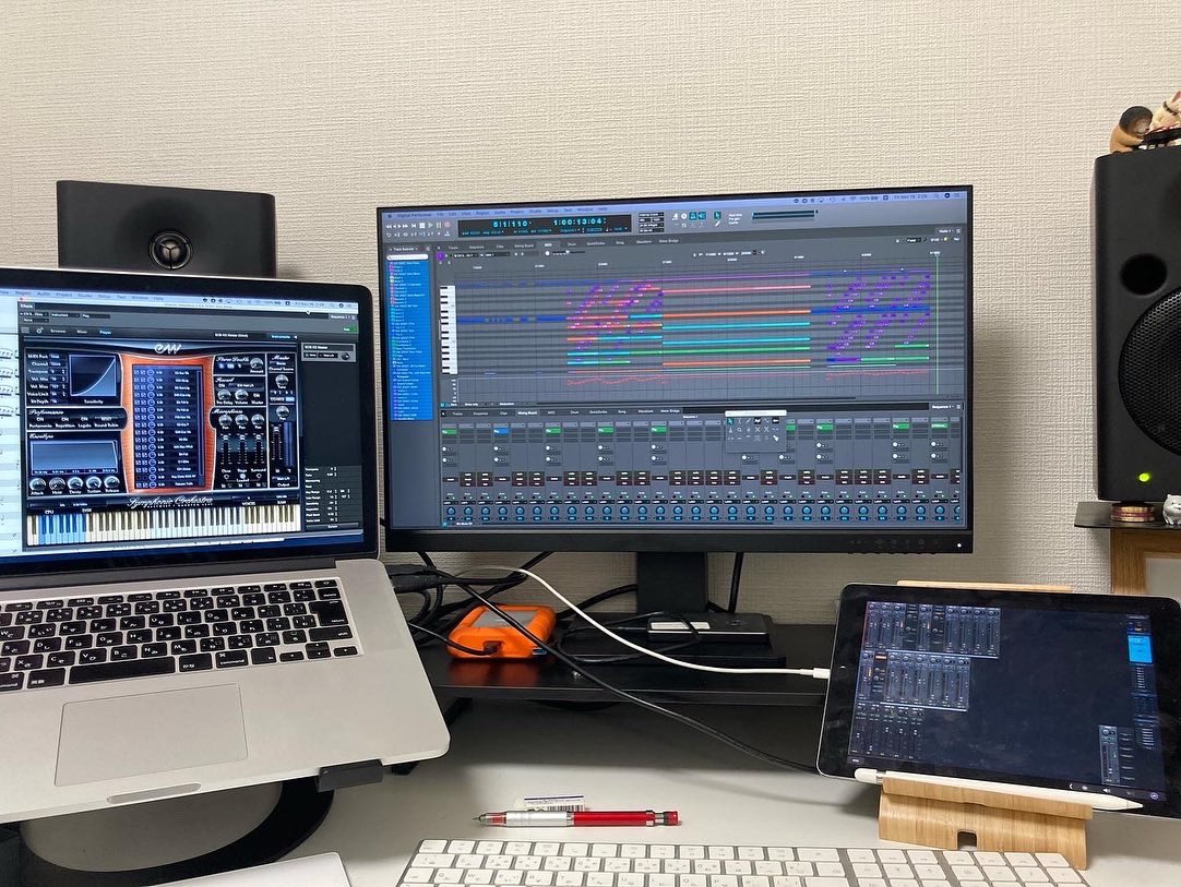onidrummer's tweet photo. Mac 買い換えたら確実に二画面になるやつw スピーカー被っちゃってるけど、ミックスする時はクラムシェルモードにしちゃえばいいし。次はMac Studio か… 沼。

#DTM #沼 https://t.co/Spdi6INcBC
