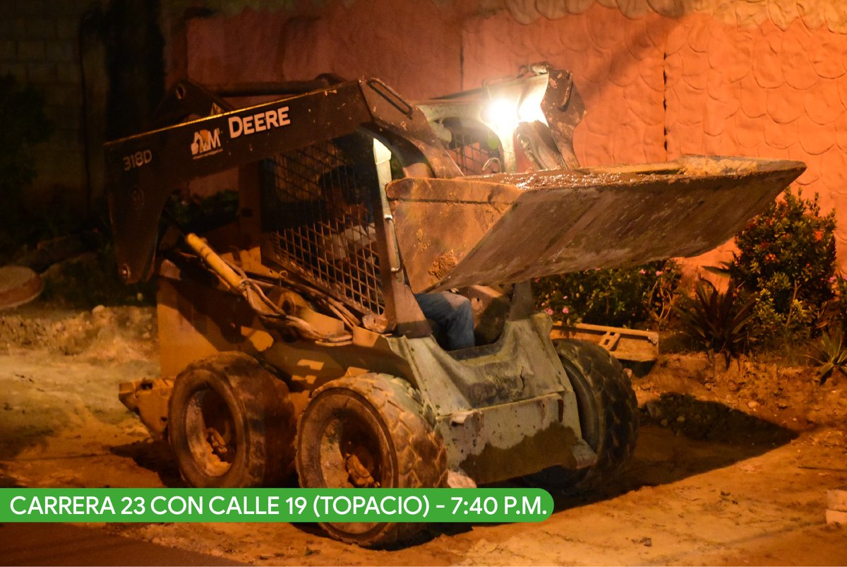 robertoceledon's tweet photo. ¡Las obras del #GobiernoCeledón siguen cambiándole la vida a los baranoeros! Avanzamos en nuestras obras de pavimentación en Topacio, en la Carrera 23 con Calle 19, donde continúa la fundición de concreto en horas de la noche para entregar esta obra a la comunidad lo más pronto. https://t.co/N6cMjj1LUK