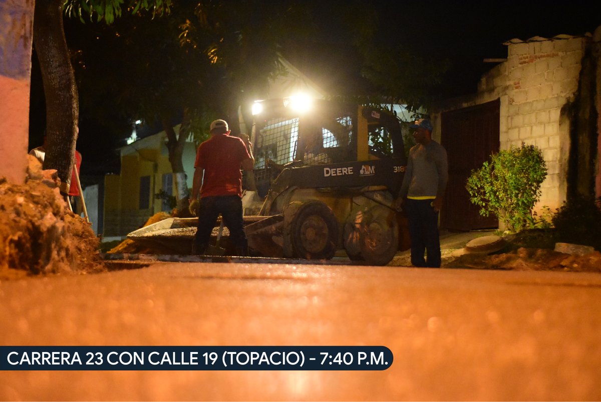 robertoceledon's tweet photo. ¡Las obras del #GobiernoCeledón siguen cambiándole la vida a los baranoeros! Avanzamos en nuestras obras de pavimentación en Topacio, en la Carrera 23 con Calle 19, donde continúa la fundición de concreto en horas de la noche para entregar esta obra a la comunidad lo más pronto. https://t.co/N6cMjj1LUK