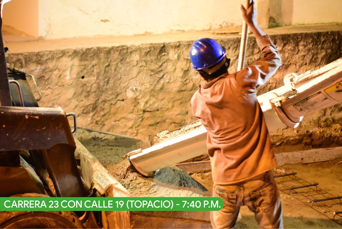 robertoceledon's tweet photo. ¡Las obras del #GobiernoCeledón siguen cambiándole la vida a los baranoeros! Avanzamos en nuestras obras de pavimentación en Topacio, en la Carrera 23 con Calle 19, donde continúa la fundición de concreto en horas de la noche para entregar esta obra a la comunidad lo más pronto. https://t.co/N6cMjj1LUK