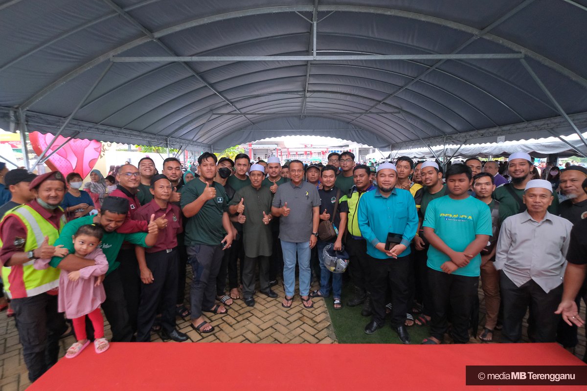 DrAhmadSamsuri's tweet photo. Orang mude geng kite.

Alhamdulillah, selaku anak jati Besut saya berbangga dengan kalian semua yang bersama kepimpinan Islam.
Terima kasih juga kepada rakan-rakan BERSATU &amp; GERAKAN yang selalu ada bersama.
Undi bule deh…
#PRU15
#MalaysiaMemilih
#BersihdanStabil
#PNBest
#PASBest https://t.co/Qo3N30Pu9C