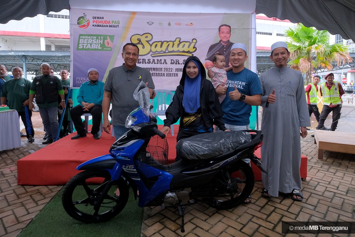 DrAhmadSamsuri's tweet photo. Orang mude geng kite.

Alhamdulillah, selaku anak jati Besut saya berbangga dengan kalian semua yang bersama kepimpinan Islam.
Terima kasih juga kepada rakan-rakan BERSATU &amp; GERAKAN yang selalu ada bersama.
Undi bule deh…
#PRU15
#MalaysiaMemilih
#BersihdanStabil
#PNBest
#PASBest https://t.co/Qo3N30Pu9C