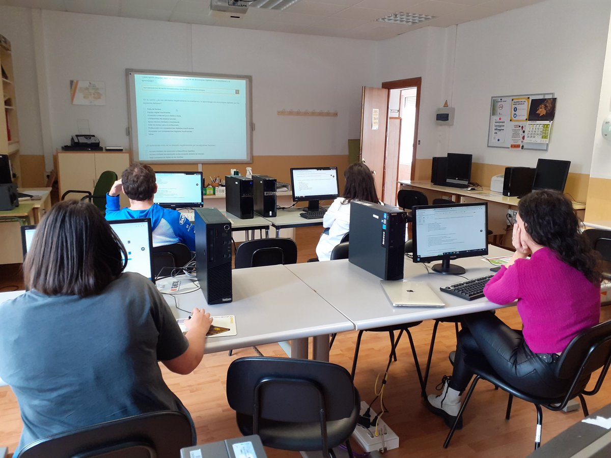 CepaElCamino's tweet photo. El profesorado 👩🏫👨🏫 y el equipo directivo 👩💼 del @CepaElCamino 👣 realizan la encuesta #SELFIEforteachers para conocer mejor el nivel de #CompetenciaTIC 💻 📱 y fijar así, propuestas y actuaciones de mejora añadiéndolas al #PlanTIC
@CDE_Soria @CFIEdeSoria https://t.co/3KK1pWTAQb