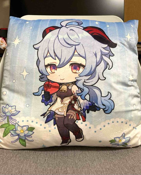 頼んだことも忘れかけてた甘雨ちゃんセットこの間届いたんだけど、クッションが思ってたより大きかった。抱っこしながら原神やってる。お腹あったまる 