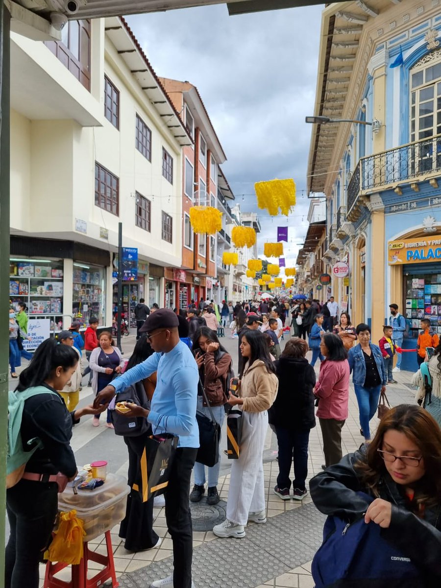 hidalgoramiro's tweet photo. #Loja vestida de fiesta. Ciudad de arte y cultura, mostrando su música, danza, letras y colores al mundo entero.

Que viva Loja!!!

#FIAVL2022 https://t.co/hrugDv2BOK