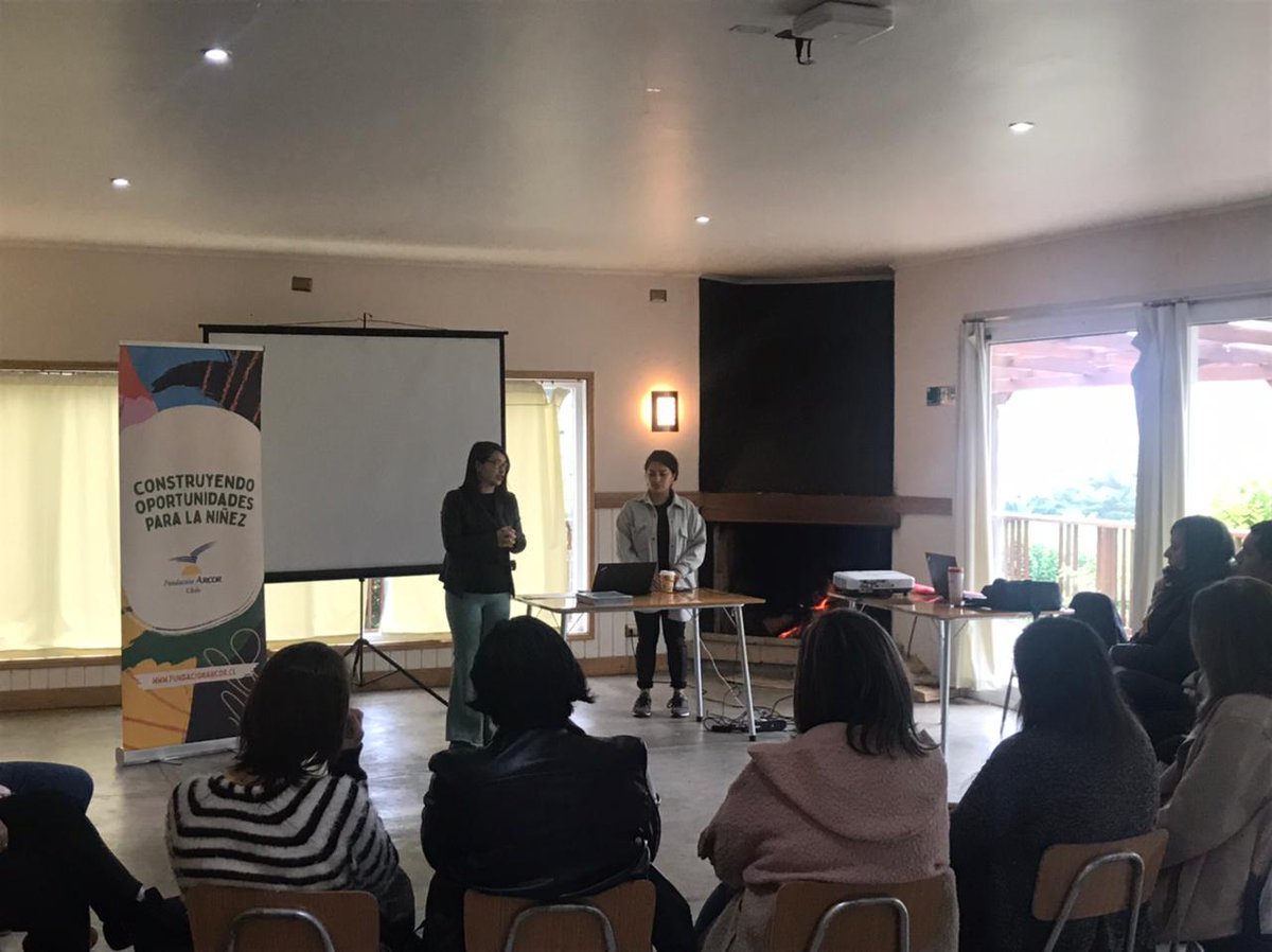 FundArcorChile's tweet photo. Nos trasladamos al Sur de 🇨🇱 para la certificación del curso "Participación en la Primera Infancia" en Puerto Montt, ejecutado con el @edu_llanquihue y la @OEIChile, certificado por la @UCSH_oficial.
👩🏽‍🎓👩🏼‍🎓 8 profesionales de 4 establecimientos 🙌🏽
#NiñezConDerechos #PrimeraInfancia https://t.co/5cVH5YfNHg