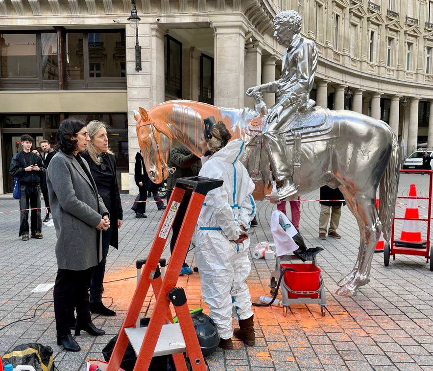 L’éco-vandalisme monte d’un cran : une sculpture non protégée de Charles Ray a été aspergée de peinture à Paris. Merci aux restauratrices qui sont intervenues rapidement. Art et écologie ne sont pas antinomiques. Ce sont au contraire des causes communes!