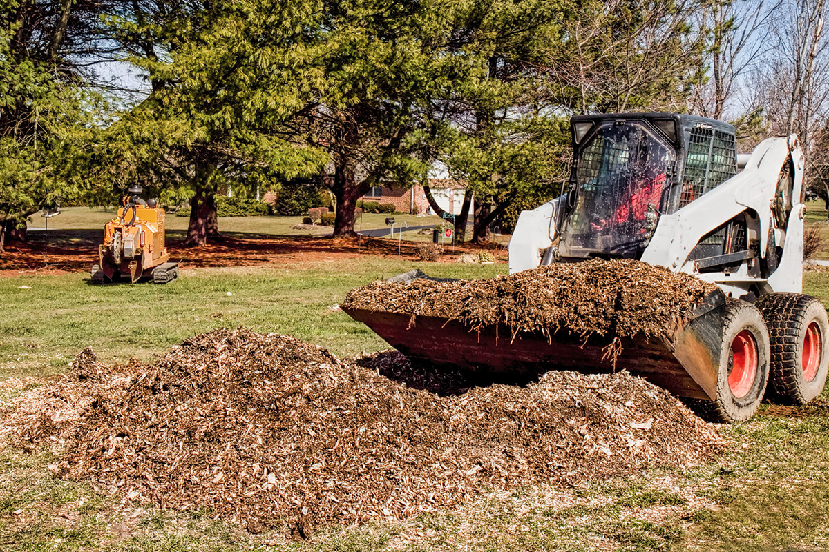 EplingLandscape's tweet photo. What Are the Benefits of Fall Mulching? Fall is an excellent time to apply a protective layer of mulch. It helps your soil retain moisture, prevents erosion, and prevents weeds from popping up when spring rolls around. 
https://t.co/KW3O07A7mD https://t.co/dp4MPbsGwn