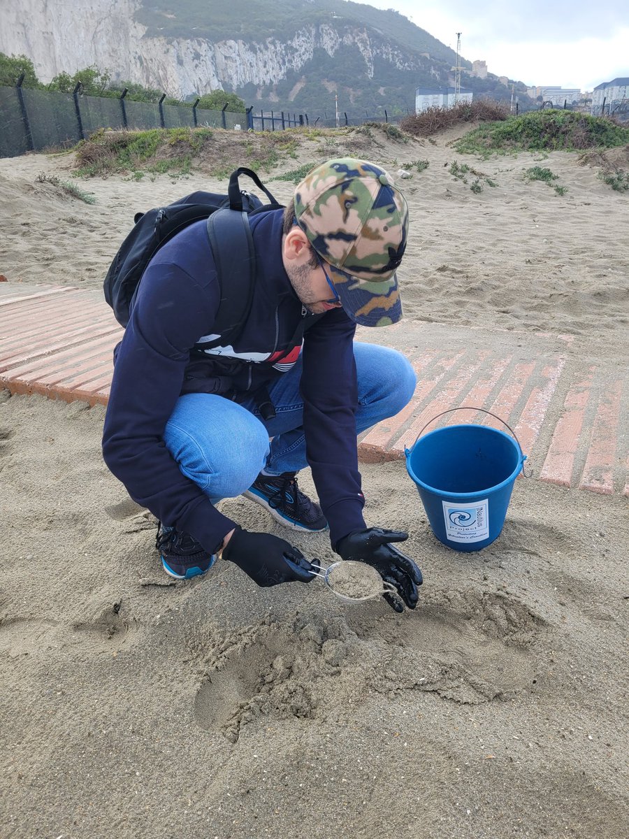 #GibraltarMarineScienceStudies 
🌧 was not going to stop pupils from #GibraltarCollege carrying out their sampling
An introduction to #microplastic surveying was delivered at #WesternBeach as part of their practical coursework
We're excited to see your final piece of work
#survey