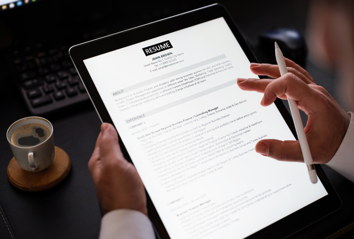 Career1Stop's tweet photo. Fitting your resume to each job is important for experienced workers (aged 55+). Visit: https://t.co/d7XljufHcn for tips and resources to customize resumes and cover letters. #55Plus #OnlineJobs #ResumeTips #55Tips #ExperiencedWorkers #JobSearch #COSResources #CareerOneStop https://t.co/EDWgUVL2JE