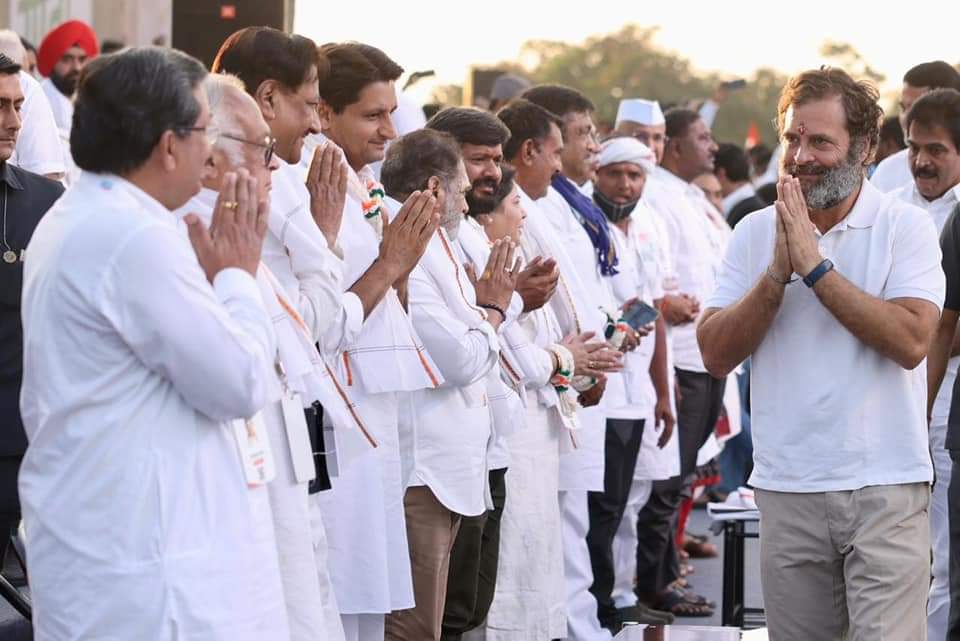 MaharashtraKkc's tweet photo. #भारत_जोडो़_यात्रा के दौरान मा. #श्री_राहुल_गांधी_जी #शेगाँव_महाराष्ट्र में आयोजित विशाल जनसभा को संबोधित किया यह ऐतिहासिक पल इस बात का गवाह है, #धर्म_जाति #भाषा_समुदाय के सारे बंधनों से ऊपर उठकर यह देश जुड़ रहा है, हम एक हो रहे हैं.! https://t.co/bJmxExA24p