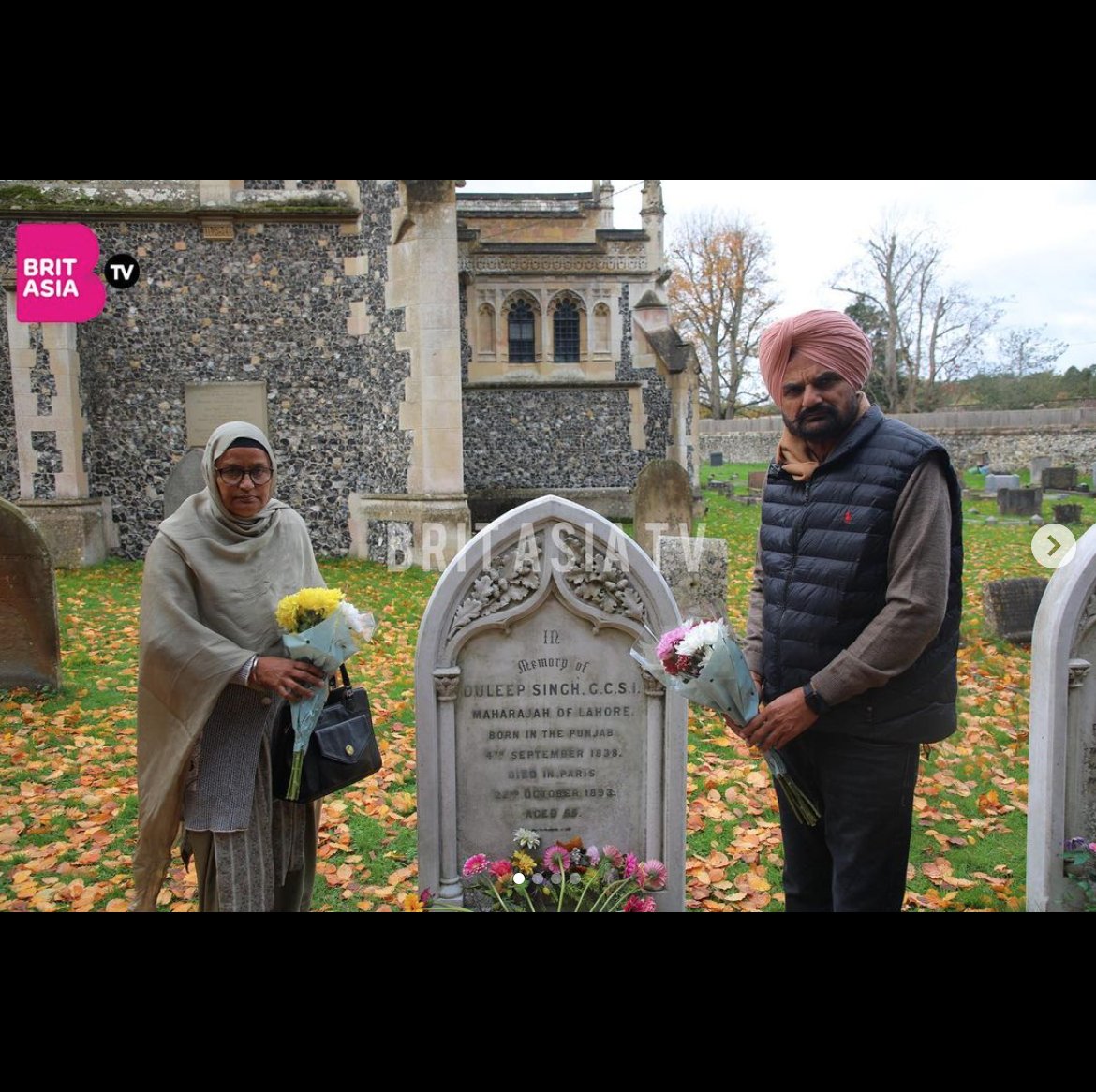 BritAsiaTV's tweet photo. Parents of @iSidhuMooseWala - @iBalkaurSidhu &amp; Mata Charn Kaur Ji visit the grave of Maharaja Duleep Singh (son of Maharaja Ranjit Singh) and pay their respects.

#BritAsiaTV #SidhuMoosewala #Vaar https://t.co/czRpOp52OZ