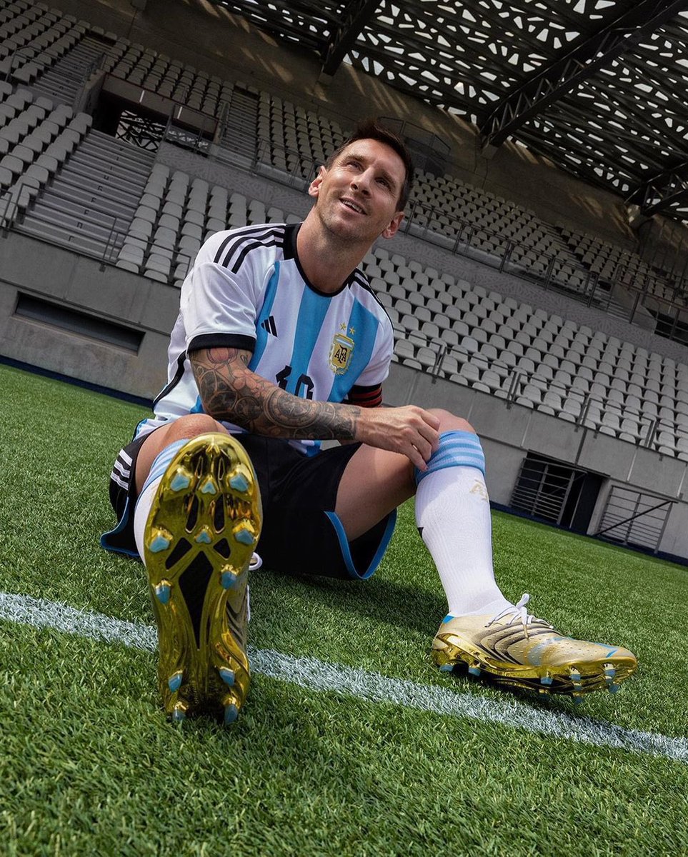 SC_ESPN's tweet photo. ⚽🔥 Lionel Messi presentó los nuevos botines que lucirá en #Qatar2022. ¿Que te parecen? https://t.co/52qWLeFEb9
