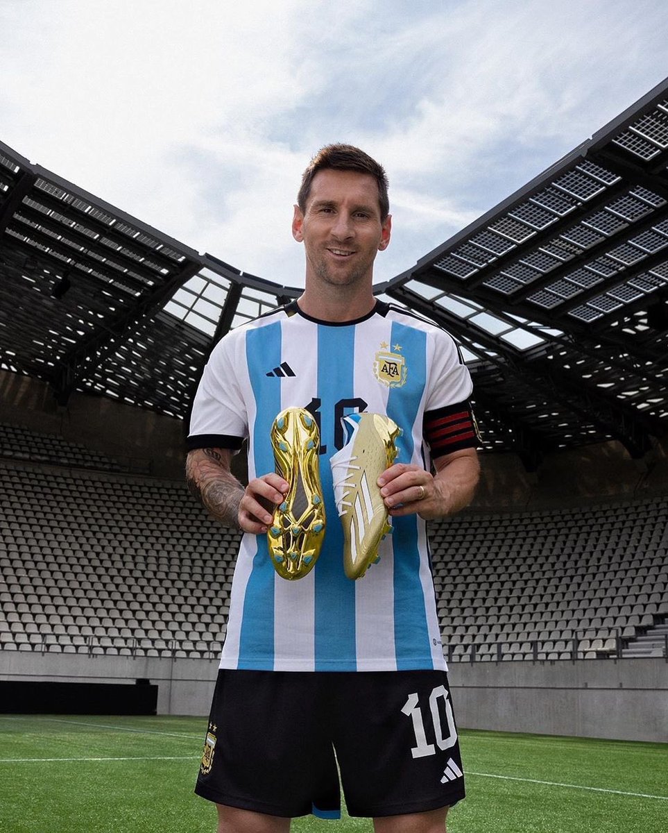 SC_ESPN's tweet photo. ⚽🔥 Lionel Messi presentó los nuevos botines que lucirá en #Qatar2022. ¿Que te parecen? https://t.co/52qWLeFEb9
