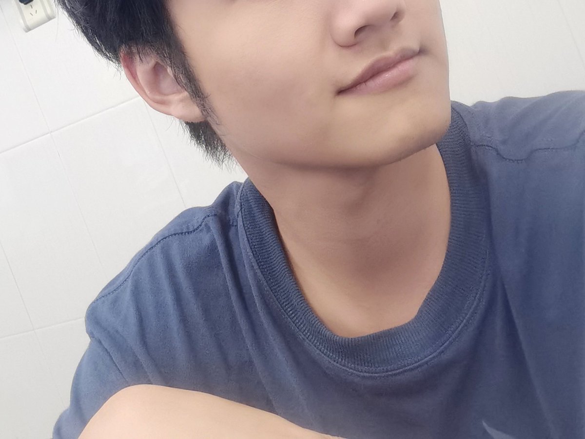 WEIHUA2002's tweet photo. 这下巴怎么这么方 https://t.co/66TKCXFNA0