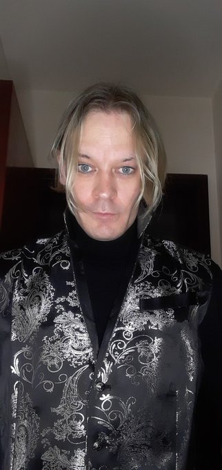 𝕾𝖙𝖗𝖆𝖓𝖌𝖊 𝕹𝖔𝖈𝖙𝖚𝖗𝖓𝖆𝖑 - 1 pic. Loving my new Waistcoat! https://t.co/UhM8egg0ol