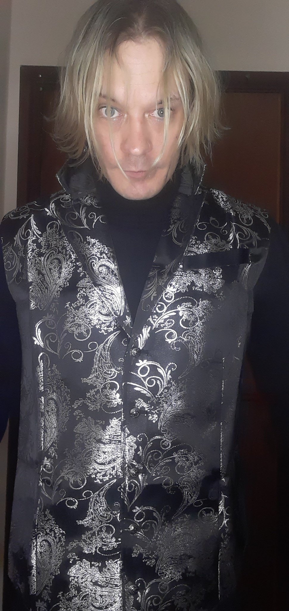 2 pic. Loving my new Waistcoat! https://t.co/UhM8egg0ol