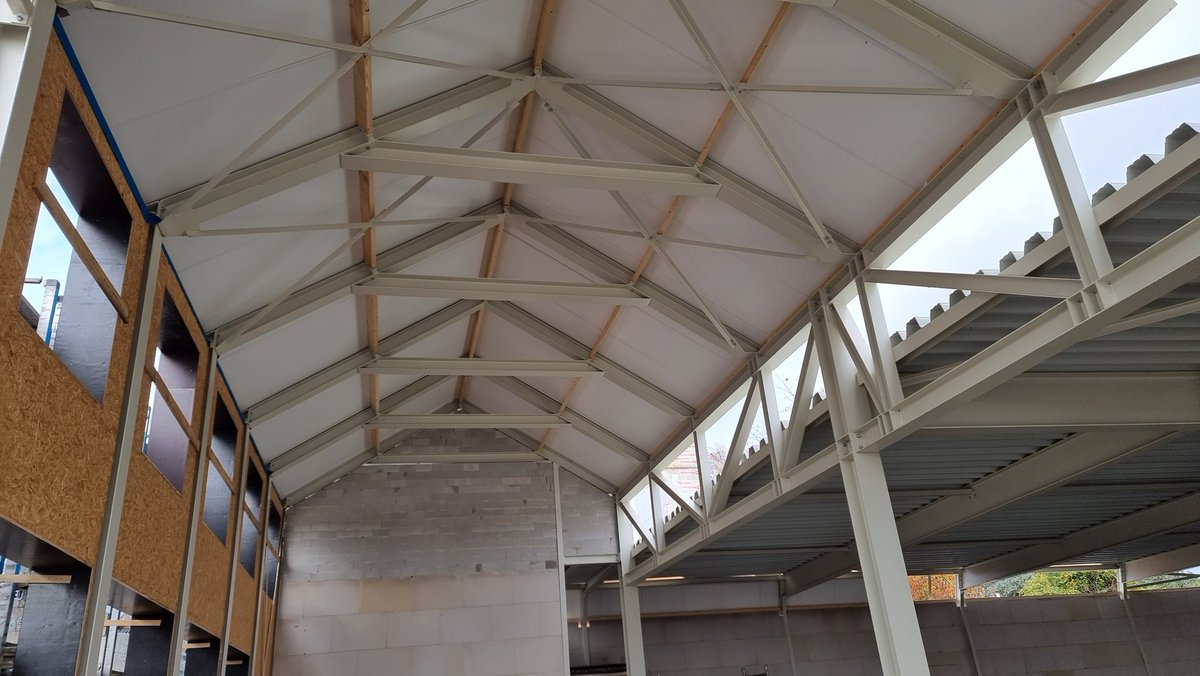 Hoogste punt bereikt met het bouwen van de Jumbo in Mook, het werk verloopt voorspoedig.