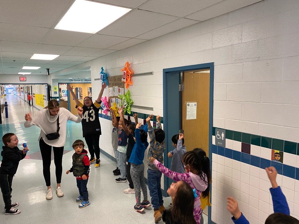Ms. Zoldak and Ms. Scharlat’s class sang a cheerful Friday song in the front hall to start the day!