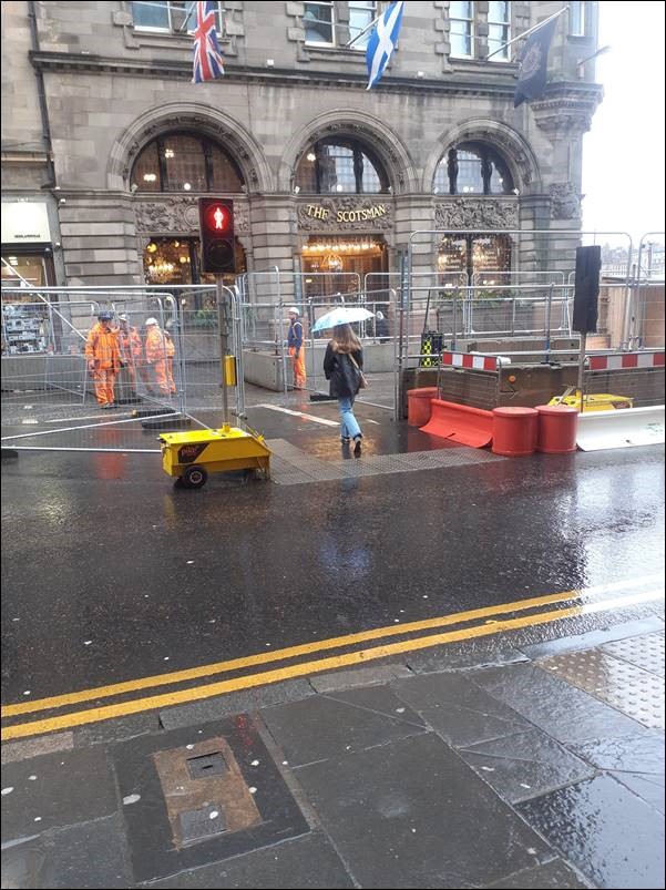 There’s a new pedestrian crossing in place on North Bridge at the @StayAtScotsman Hotel to help people cross more easily and access the businesses on the west side of the road, put in place as part of the North Bridge refurbishment project 🚦 @balfourbeatty