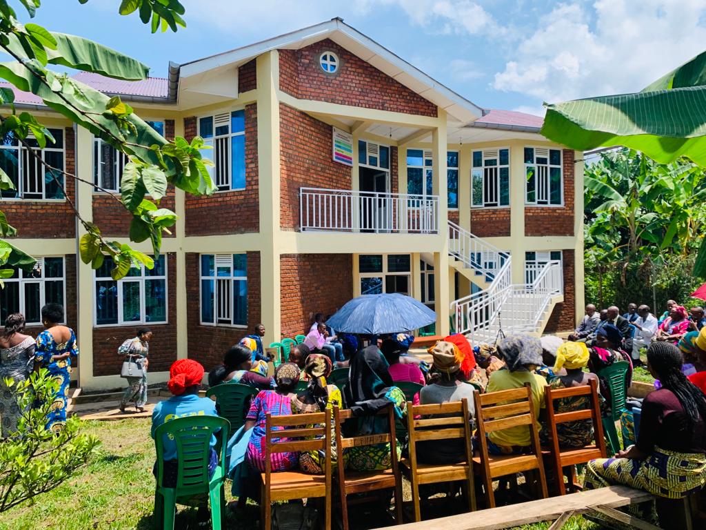 CroixRougeLu's tweet photo. La clinique juridique de la Fondation #Panzi à Kavumu en République démocratique du #Congo a été inaugurée hier afin de permettre aux femmes victimes de violences sexuelles d'être accompagnées dans leurs démarches.
#MAEE #LuxDev #LuxAid #RDC #MënschenHëllefen https://t.co/f6tvDDafTs