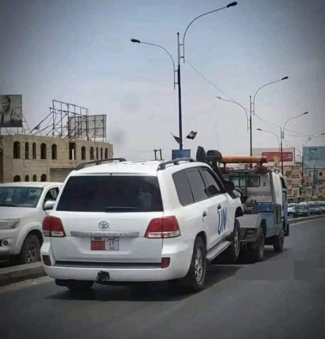 الذي اعرفه في الحكومات السابقه كان يفتح الطريق والنقاط لمثل هذه السيارات على مساقه 300متر وقد يكون بداخلها شخص لا يسوا 300ريال يمني في استخفاف با حكومه كامله لكن اليوم انت امام اليمن العظيم الذي كل من فيه سواسيه هذه سياره UNخالفت جرت من قبل شرطه المرور وفيها رساله للجميه👍